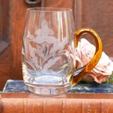 Chope demi-pinte gravée de motifs floraux avec anse en verre ambré