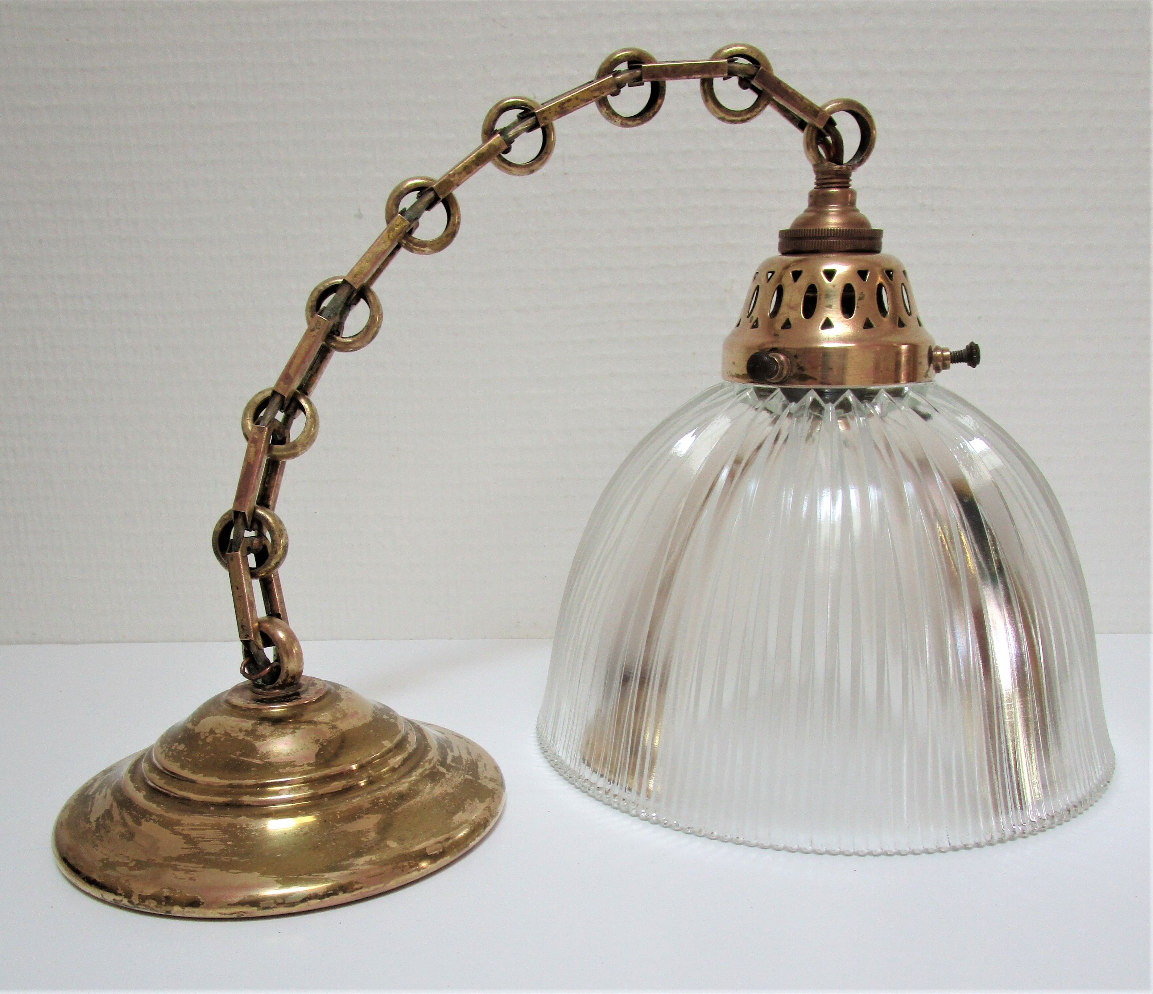 Suspension verre Holophane et laiton doré patiné vintage