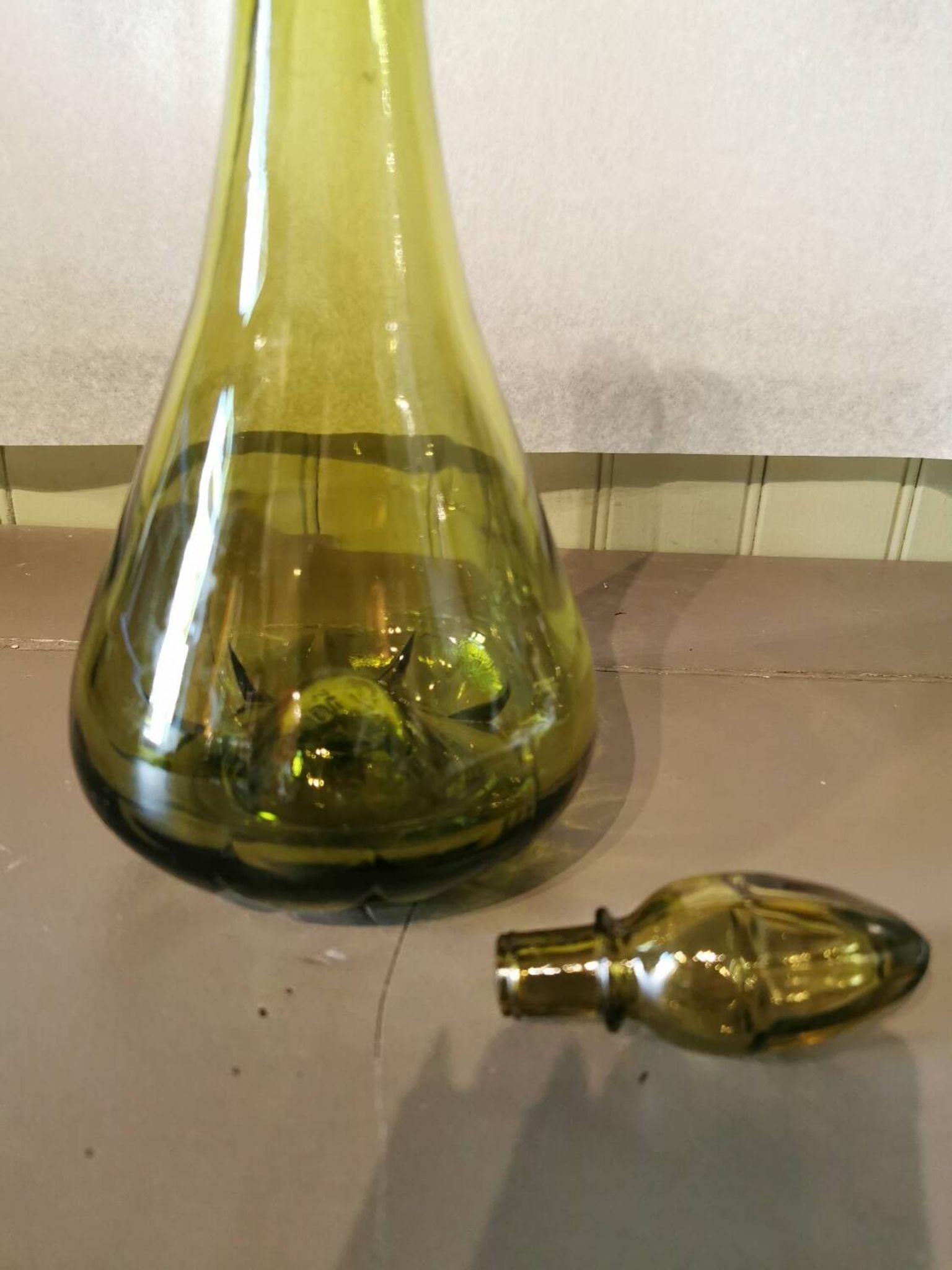 Carafe vintage en verre vert olive