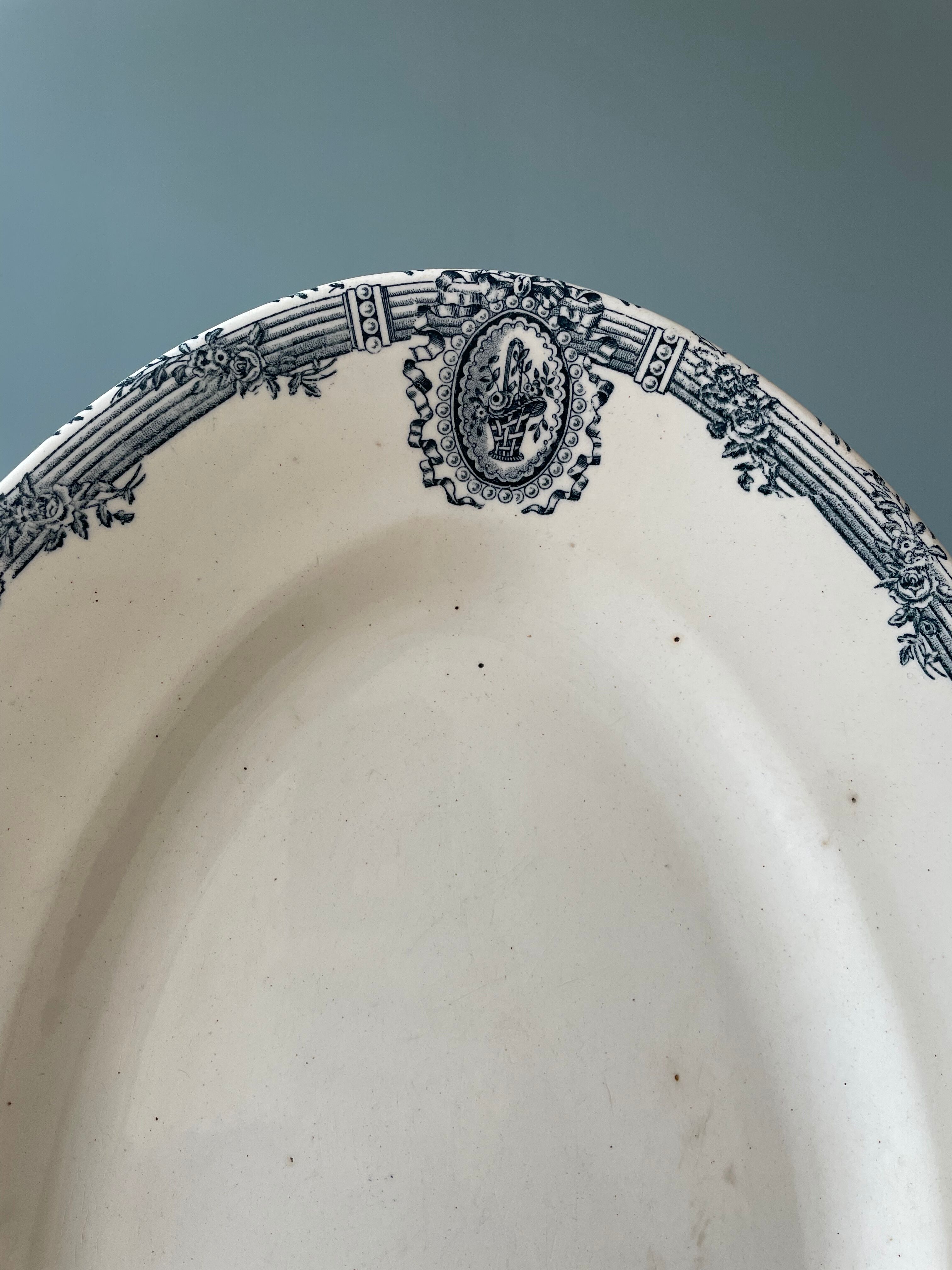 Oval dish terre de fer salins, collection "versailles"