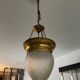 Suspension vintage en verre ciselé et laiton