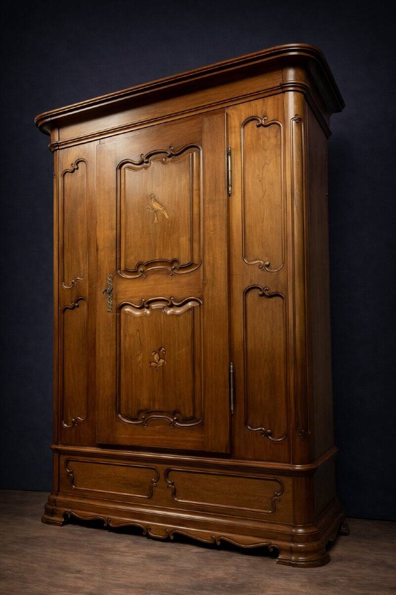 Armoire bonnetière ancienne en merisier et marquéterie – Style Louis XIV