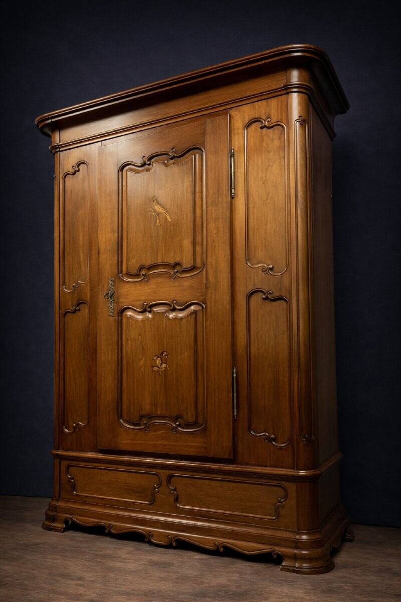 Armoire bonnetière ancienne en merisier et marquéterie – Style Louis XIV