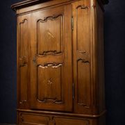 Armoire bonnetière ancienne en merisier et marquéterie – Style Louis XIV