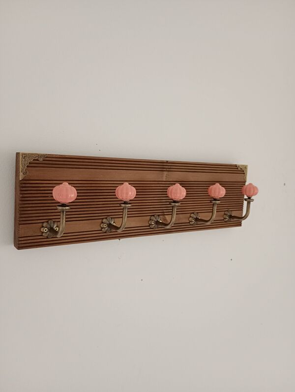 Porte-manteau mural 5 patères céramique rose poudré et bois teinté 50 cm