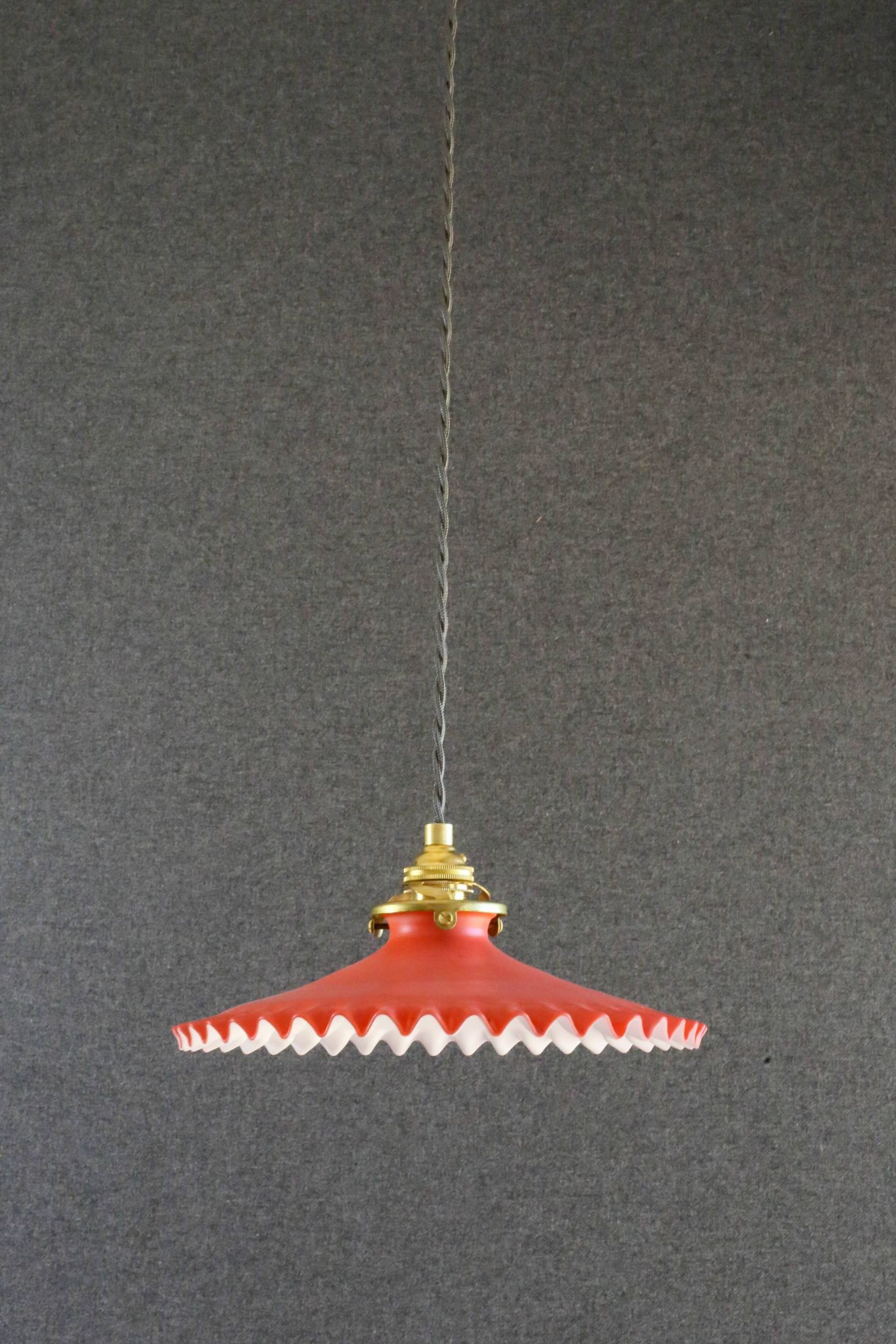 Suspension en verre ancien peint rouge  et blanc. douille et cable neuf