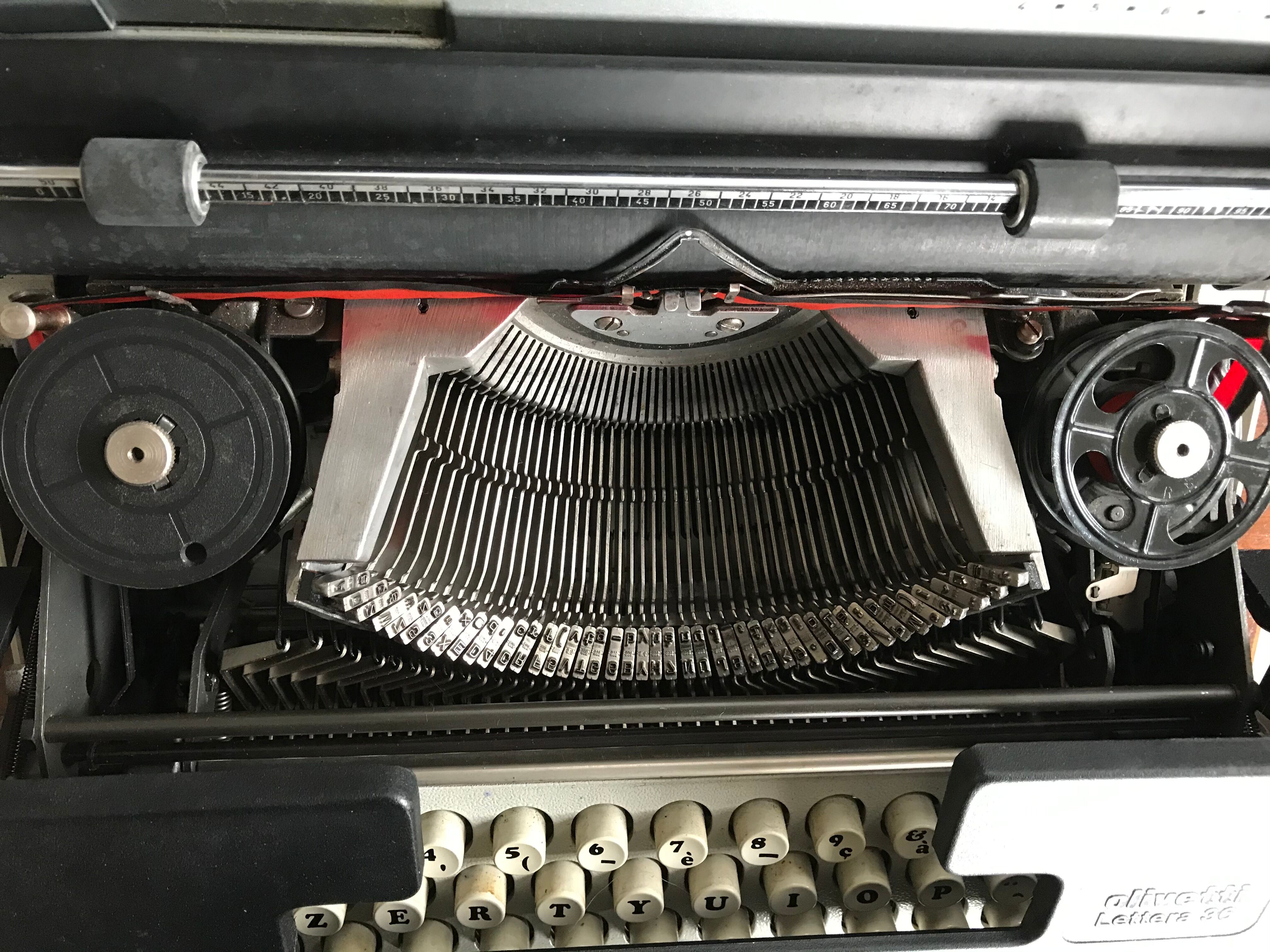 Olivetti Lettera 36 Electric Typewriter