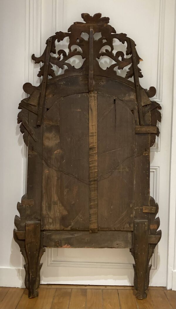 Grand miroir ou trumeau à parcloses en bois sculpté et doré. Travail italien du début du XIXe siècle