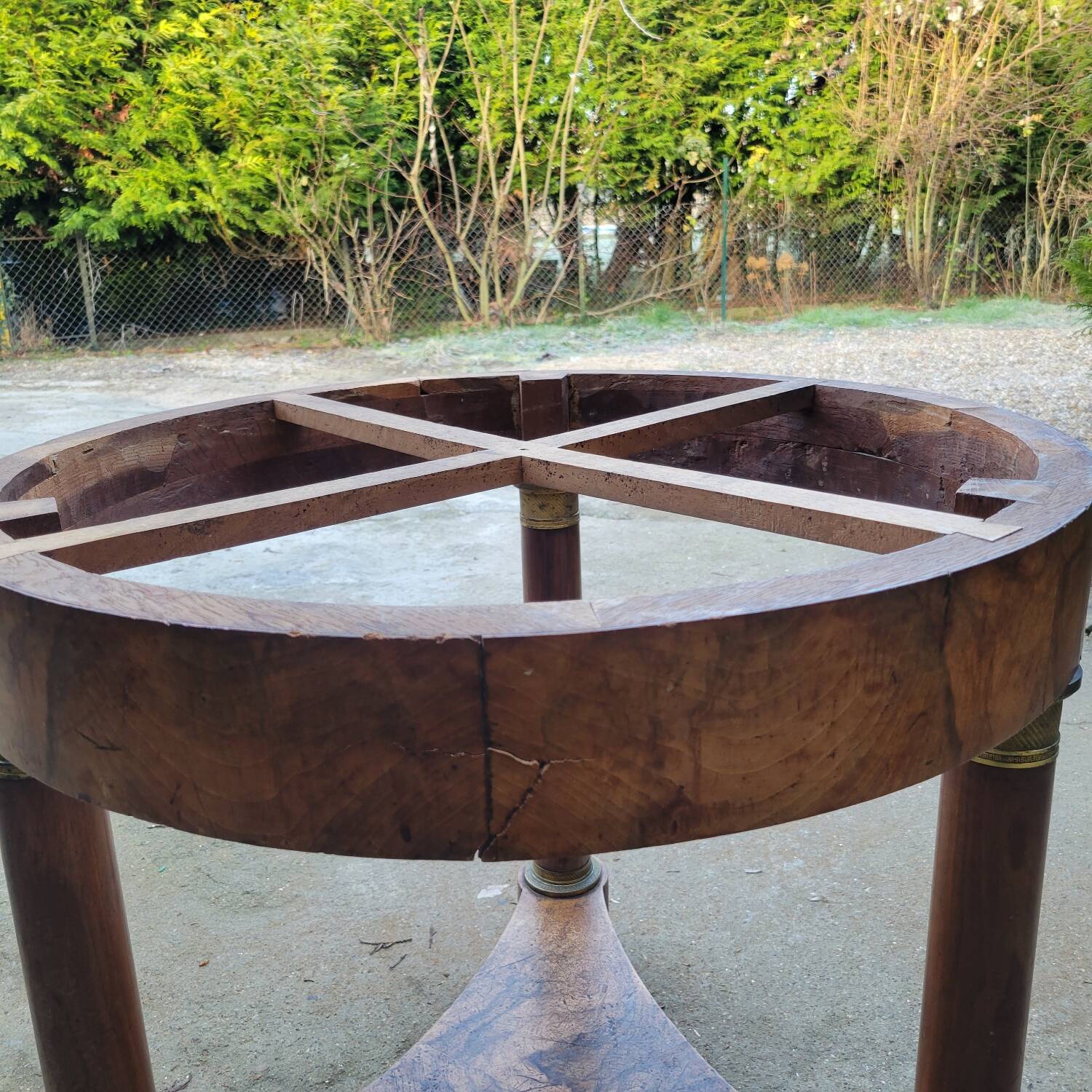 Round table / pedestal table in marble top, Empire period