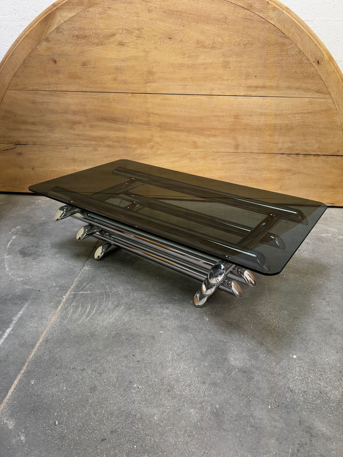 Table basse en verre fumé tubes métal chromé dans le goût Willy Rizzo