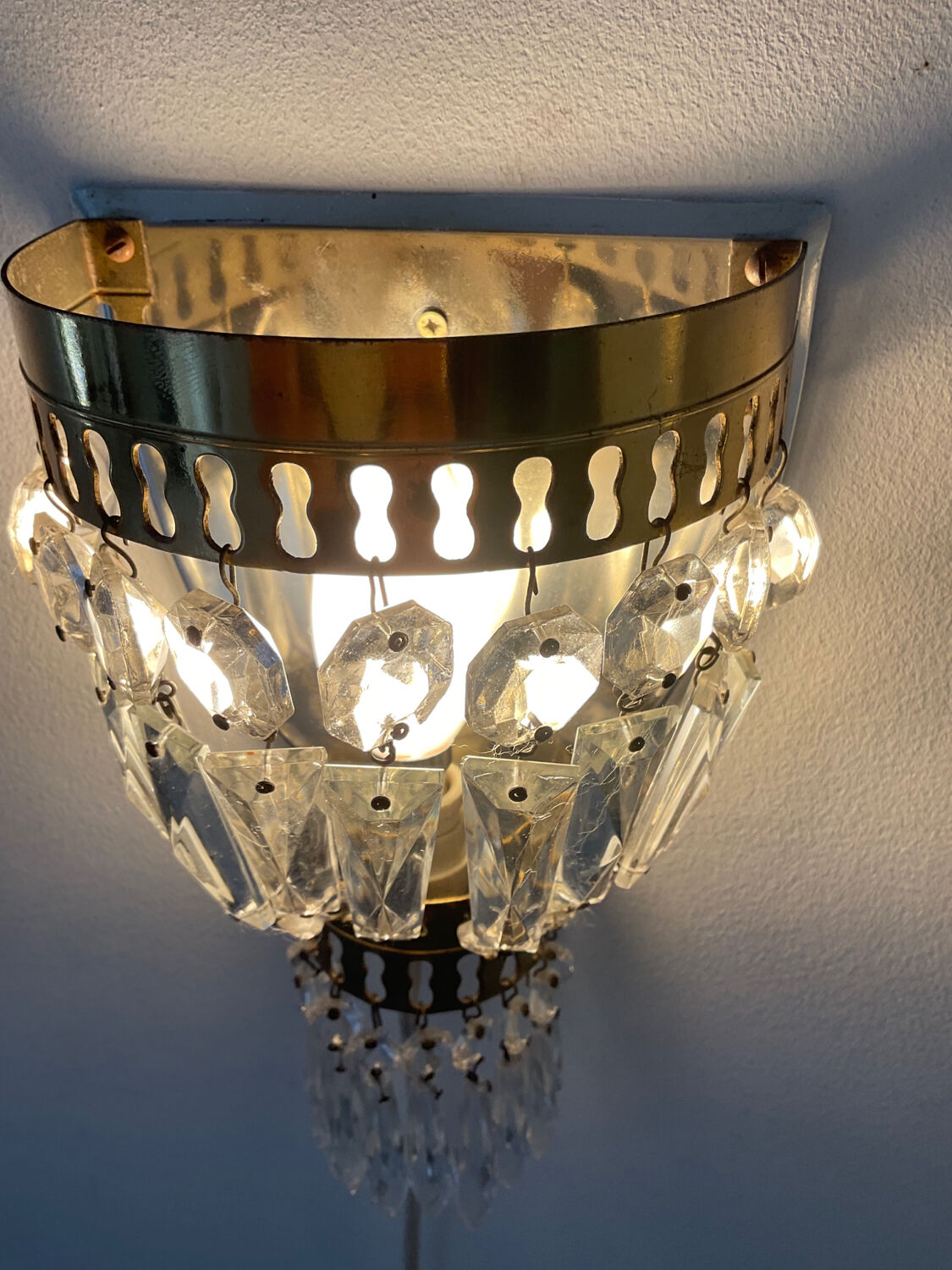 Hot air balloon wall lamp with tassels