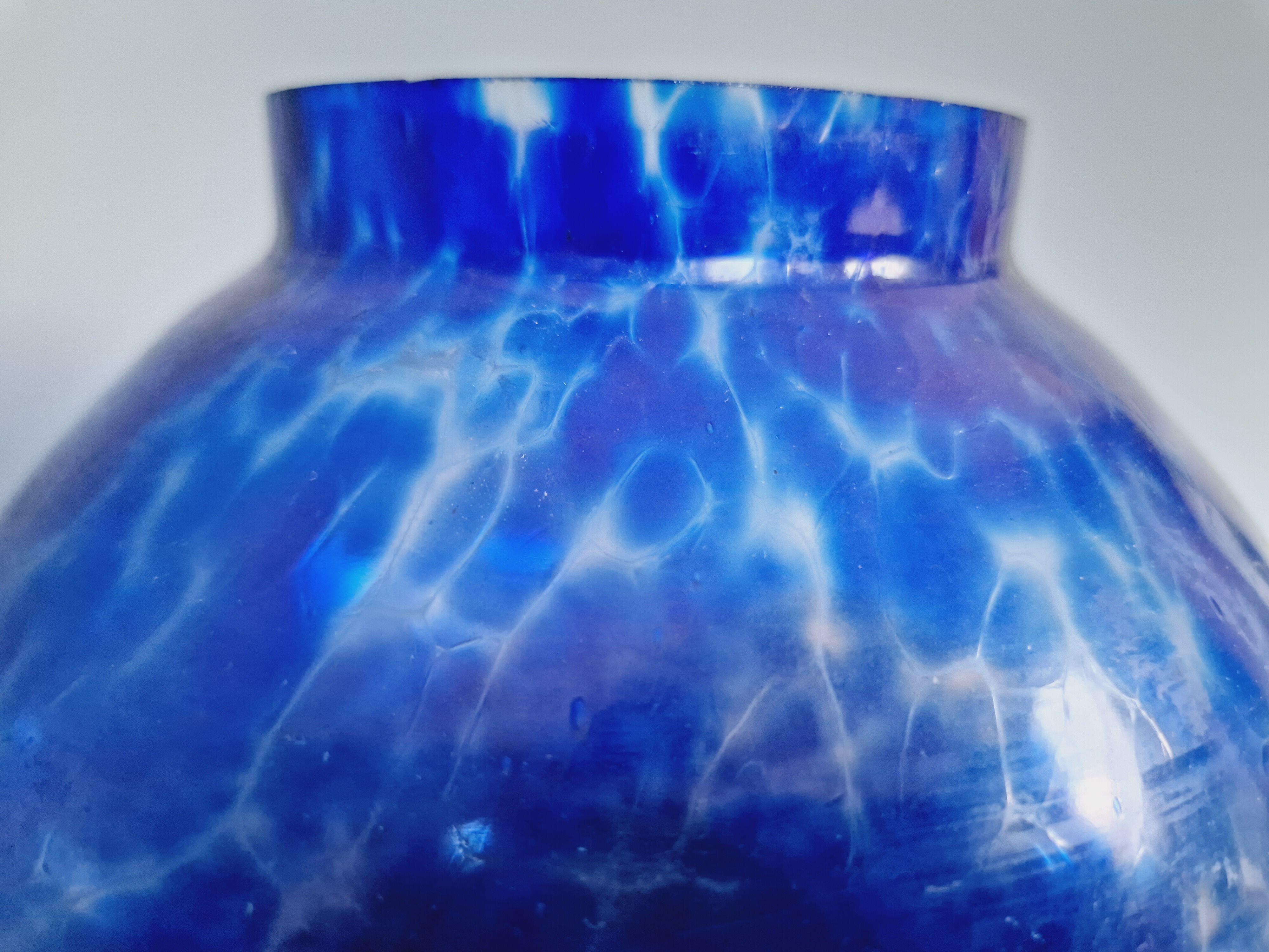 Vase Pique-fleurs Art Déco en verre moucheté bleu