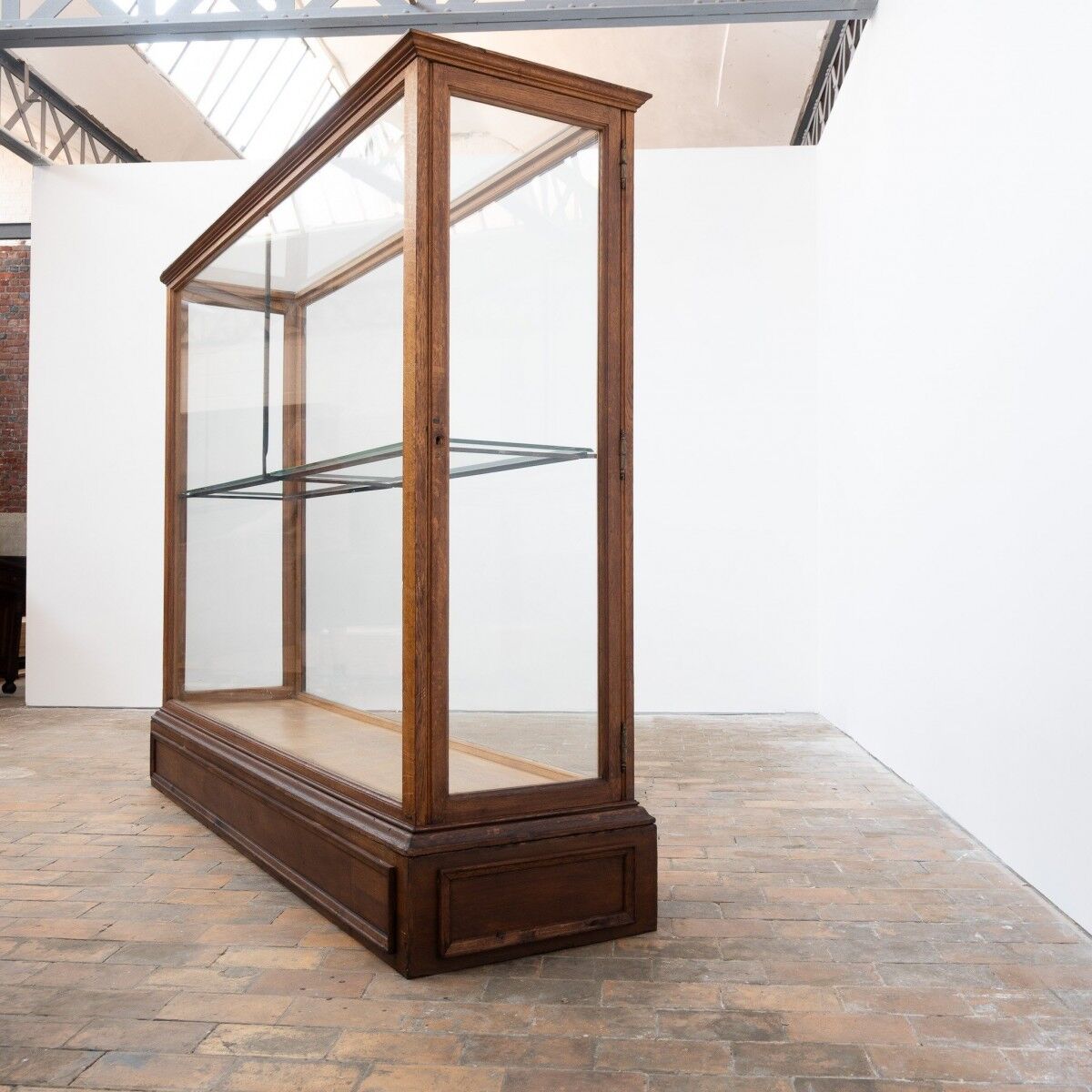 Central museum display cases in oak – Early 20th century