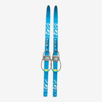 Old pair of children's ski's in light blue wood 118 cm