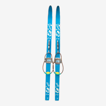 Vieille paire de ski's d'enfant en bois bleu clair 118 cm