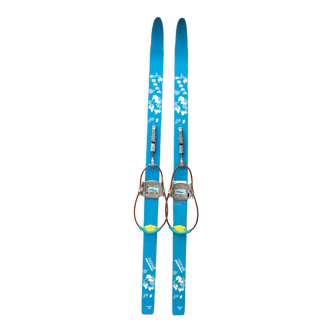 Vieille paire de ski's d'enfant en bois bleu clair 118 cm