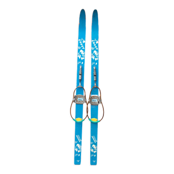Old pair of children's ski's in light blue wood 118 cm
