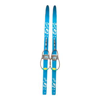 Old pair of children's ski's in light blue wood 118 cm