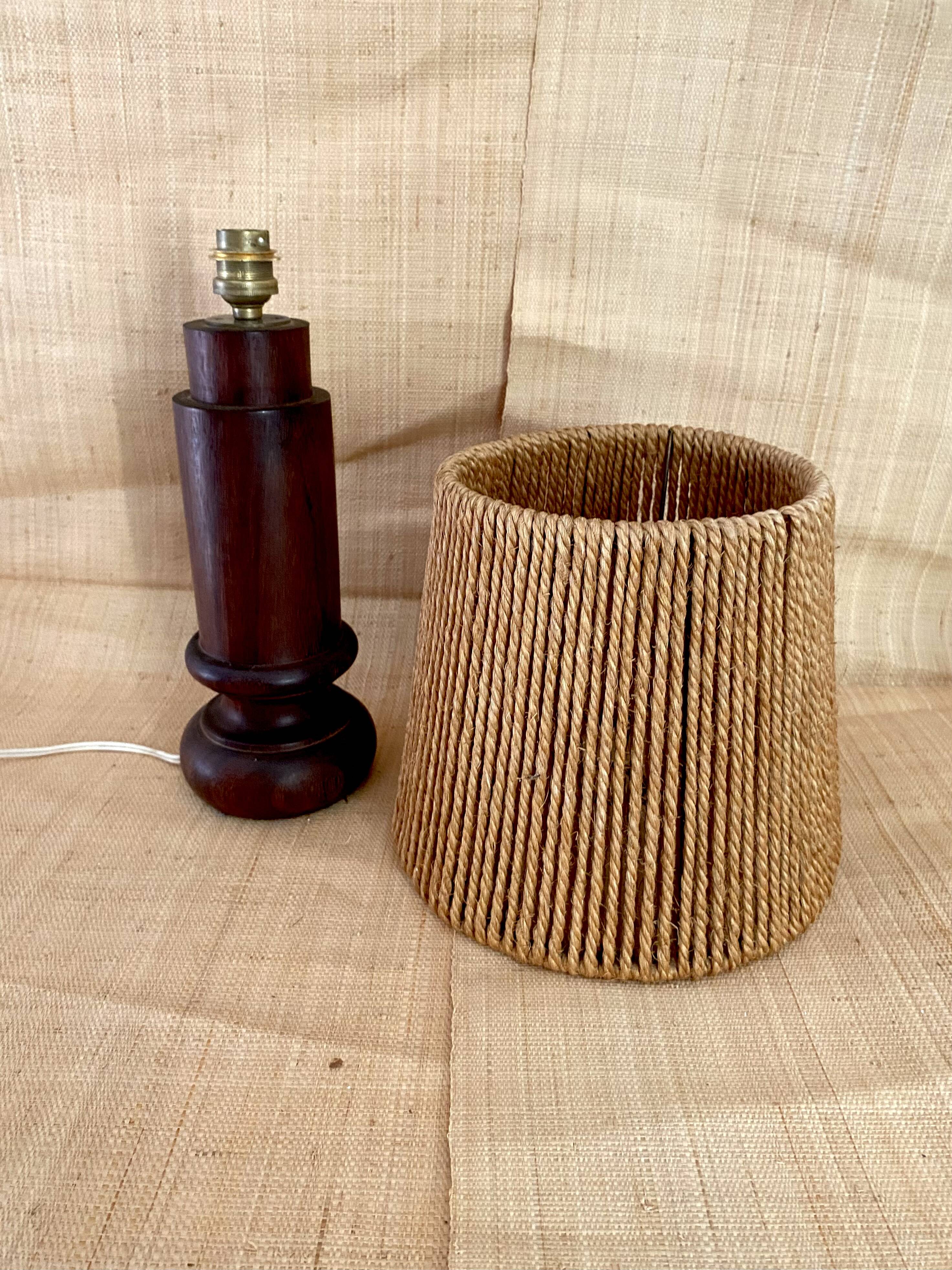 Lampe bois, câble tissu, abat-jour coco années 70