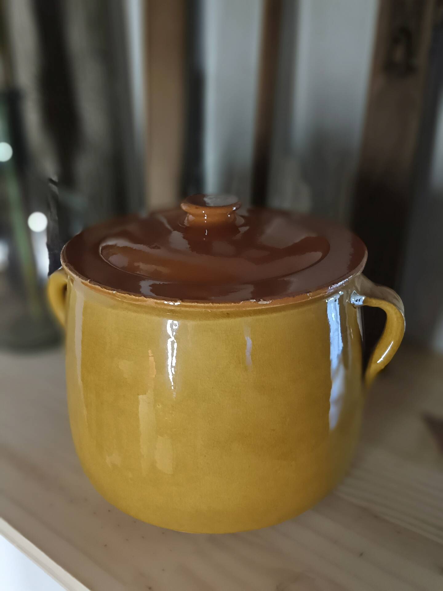 Marmite / Vintage earthenware casserole with lid (21 x