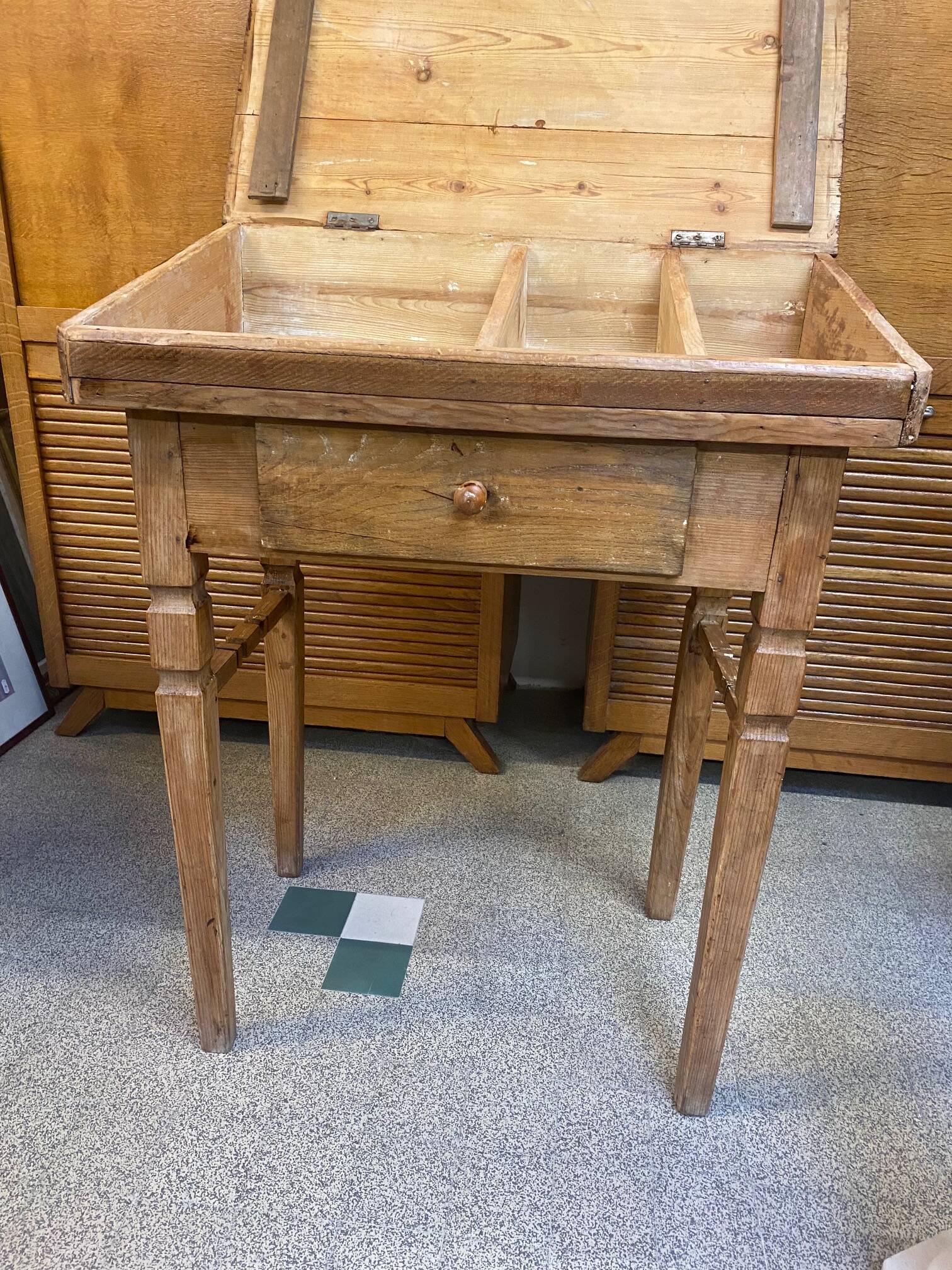 Desk desk in pitchpin early 20th century with drawer