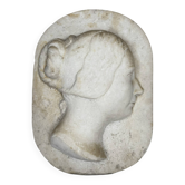 Profil en marbre d’une jeune femme vers 1880