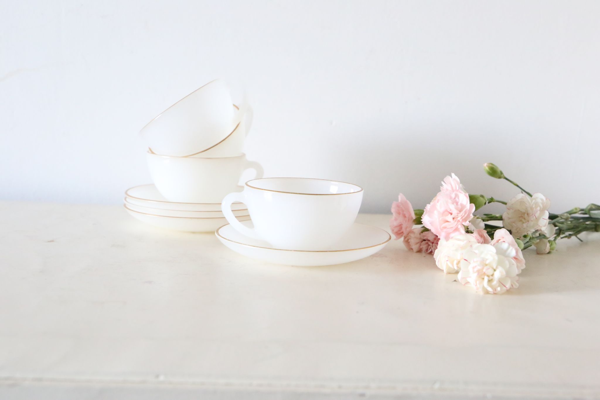 Set of 4 cups and under cups Arcopal harlequin range, white and gold, made in France