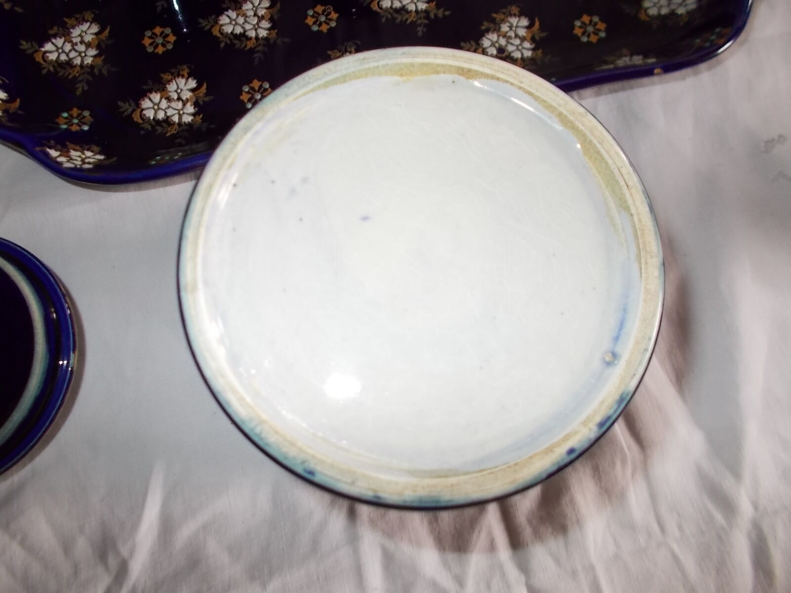 Set of tableware and its earthenware vases