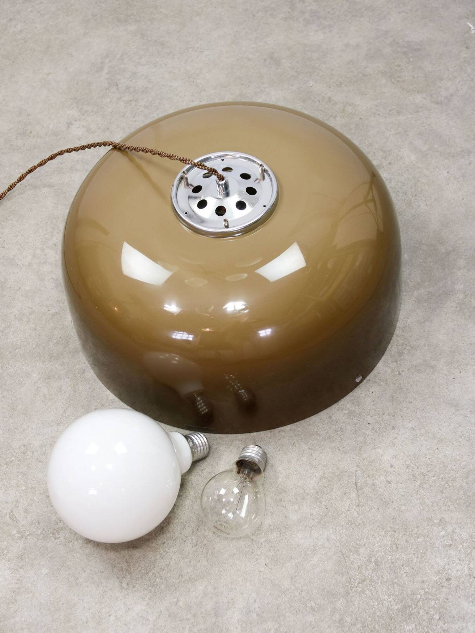 Suspension en brun de l'ère spatiale de Guzzini, années 1960