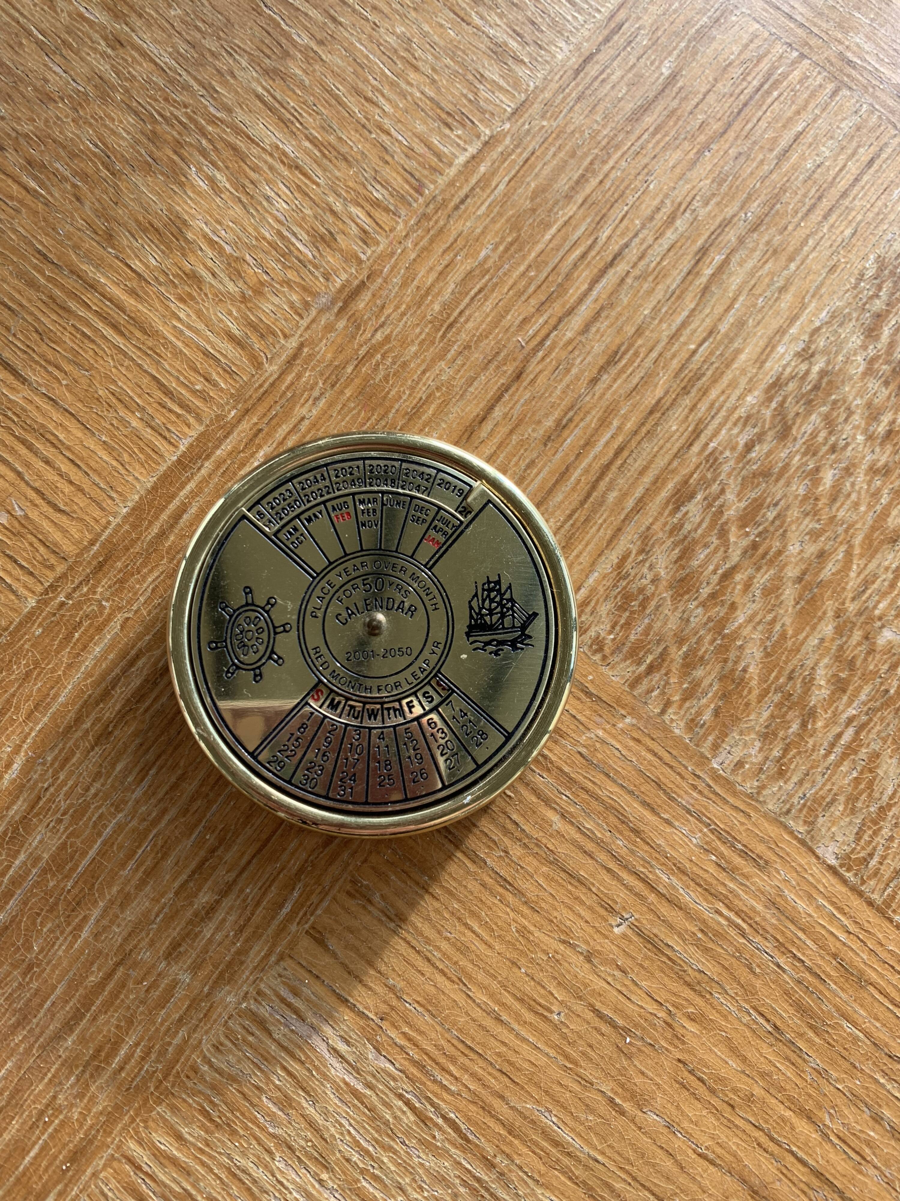 Calendrier perpetuel objet de marine en laiton de 2001 à 2050 collector