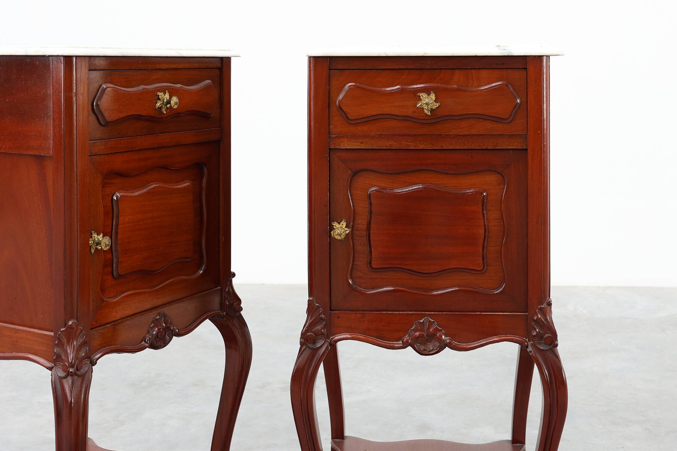 Paire de tables de nuit en noyer de style Louis XV avec des plateaux en marbre de Carrare, France