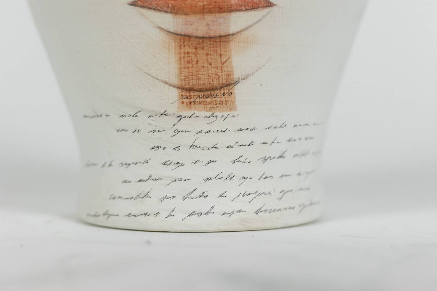 Vase en terre cuite peinte, travail contemporain