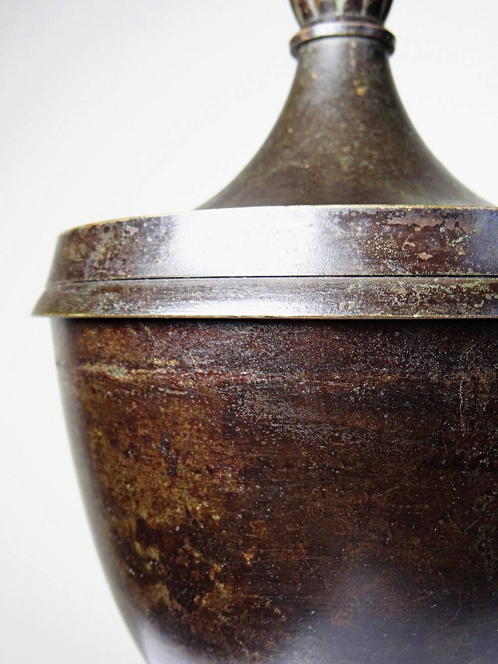 Covered cassolette in Empire style, patinated bronze, India, 1960s-1980s.
