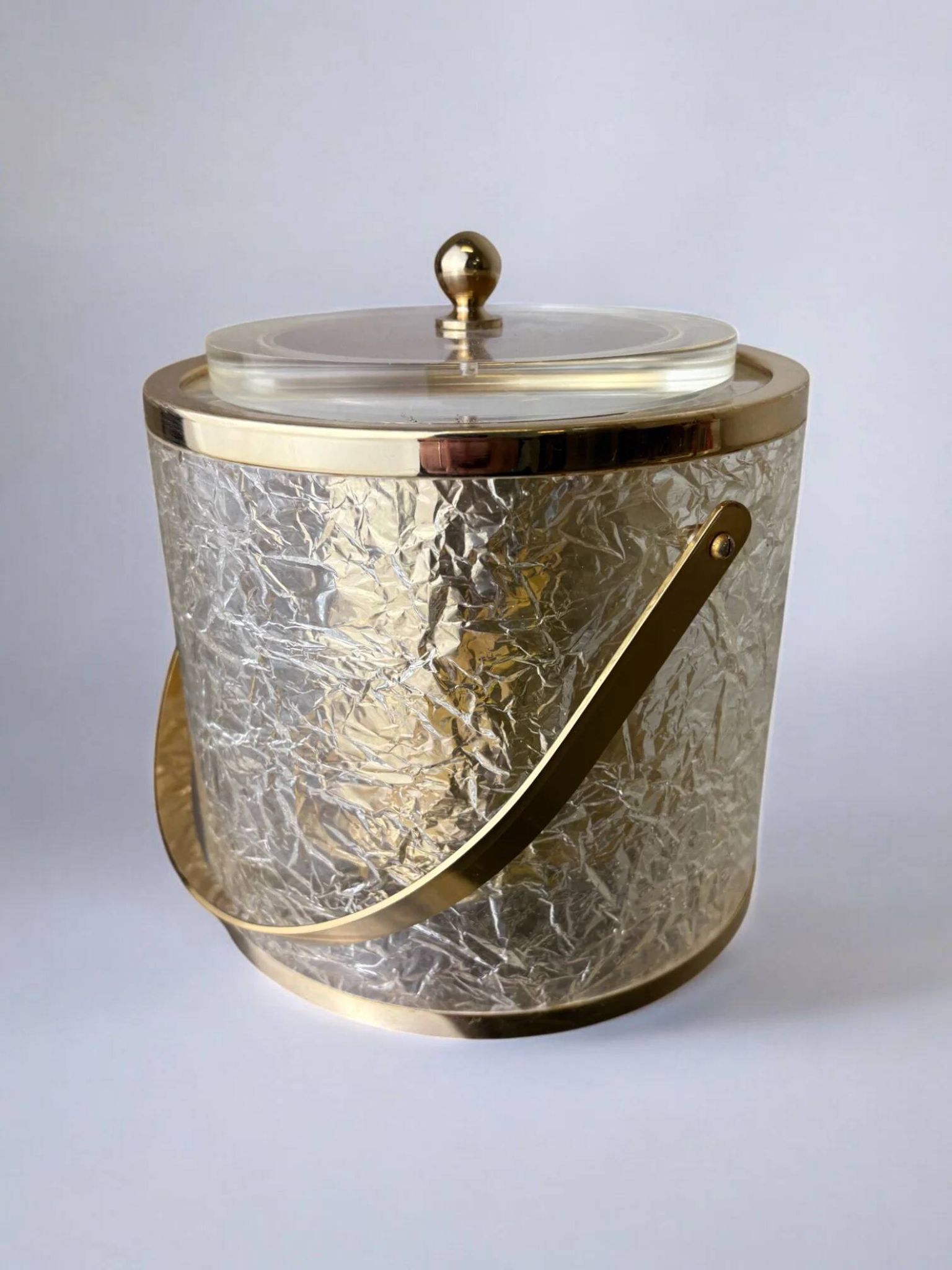Seau à glace en lucite de style Dior avec pinces, Italie, 1970