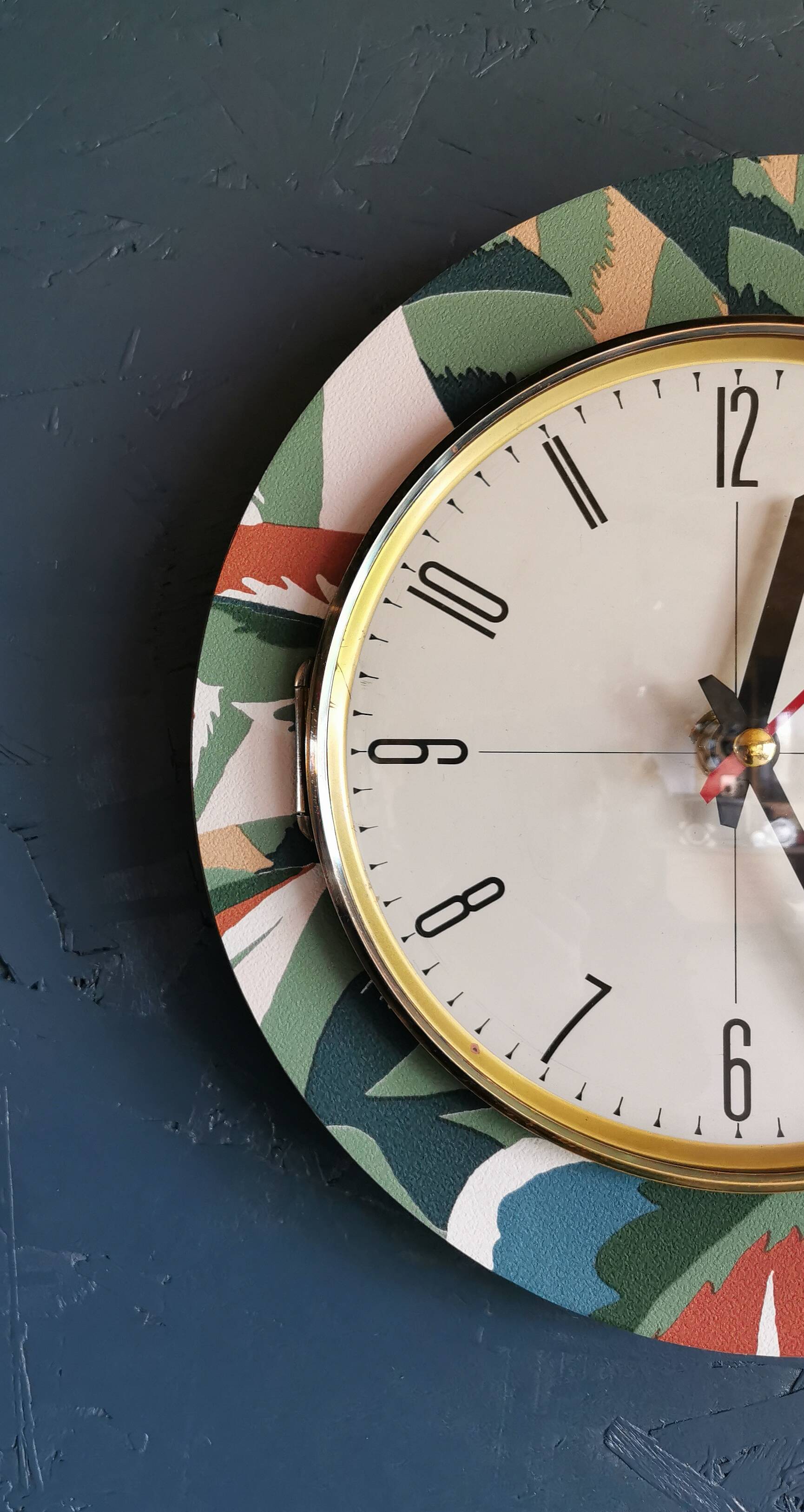 Vintage formica clock round silent wall pendulum "FFR terracotta green"