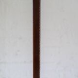 Lampadaire en cuir marron et laiton patiné du milieu du siècle par Falkenbergs Belysning, Suède, années 1960