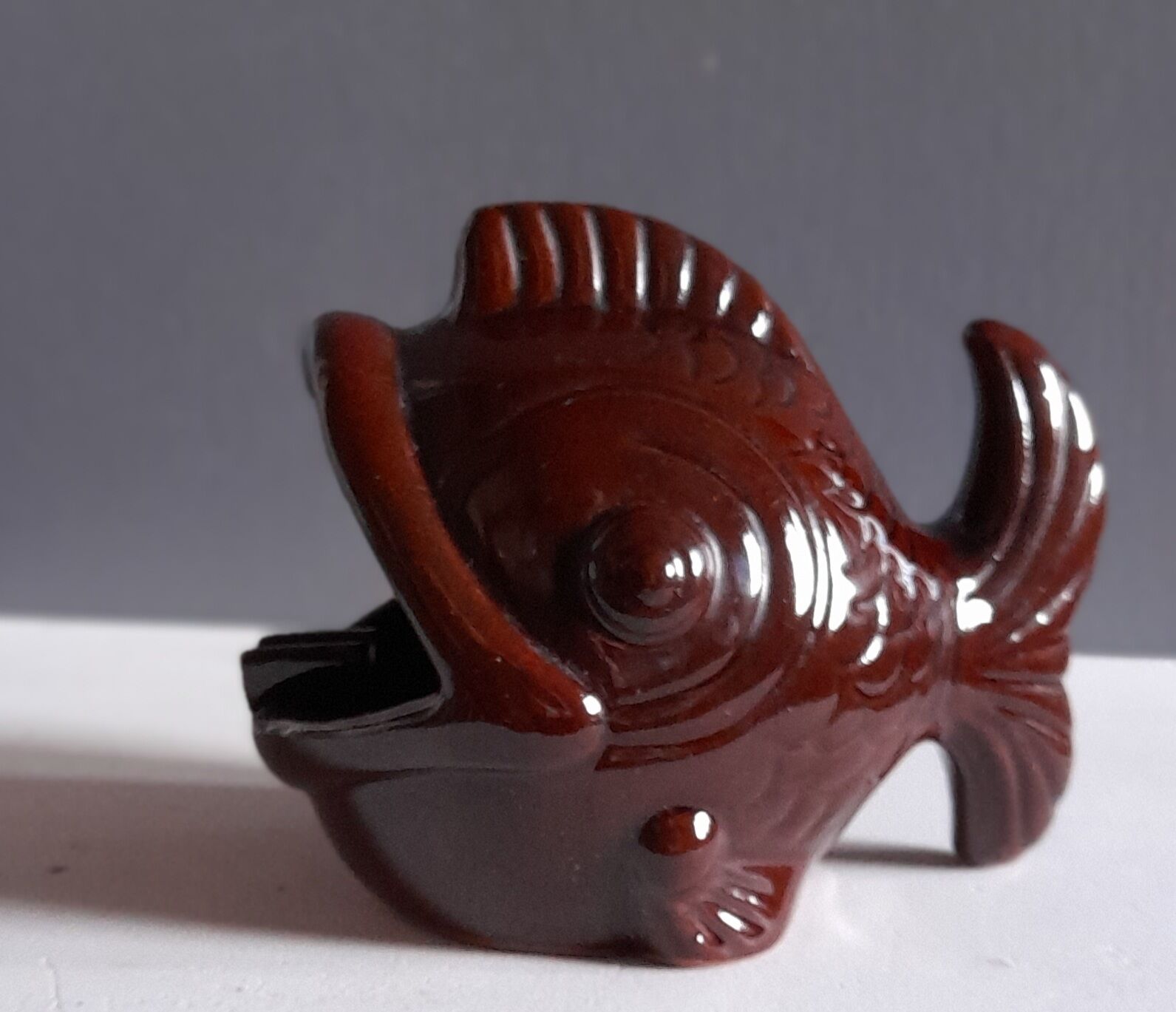 Cendrier poisson, céramique émaillée marron, art deco des années 40-50