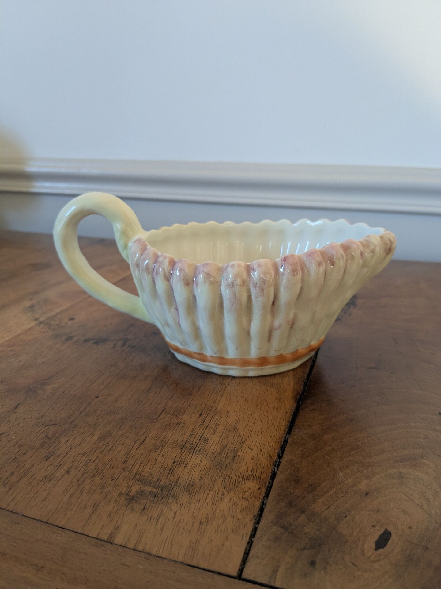 Gravy boat in slipware
