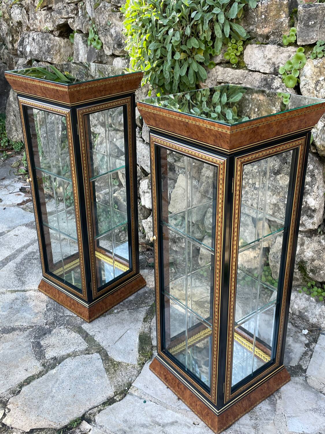 Pair of display cases in magnifying glass and black & gold lacquer, 20th century period