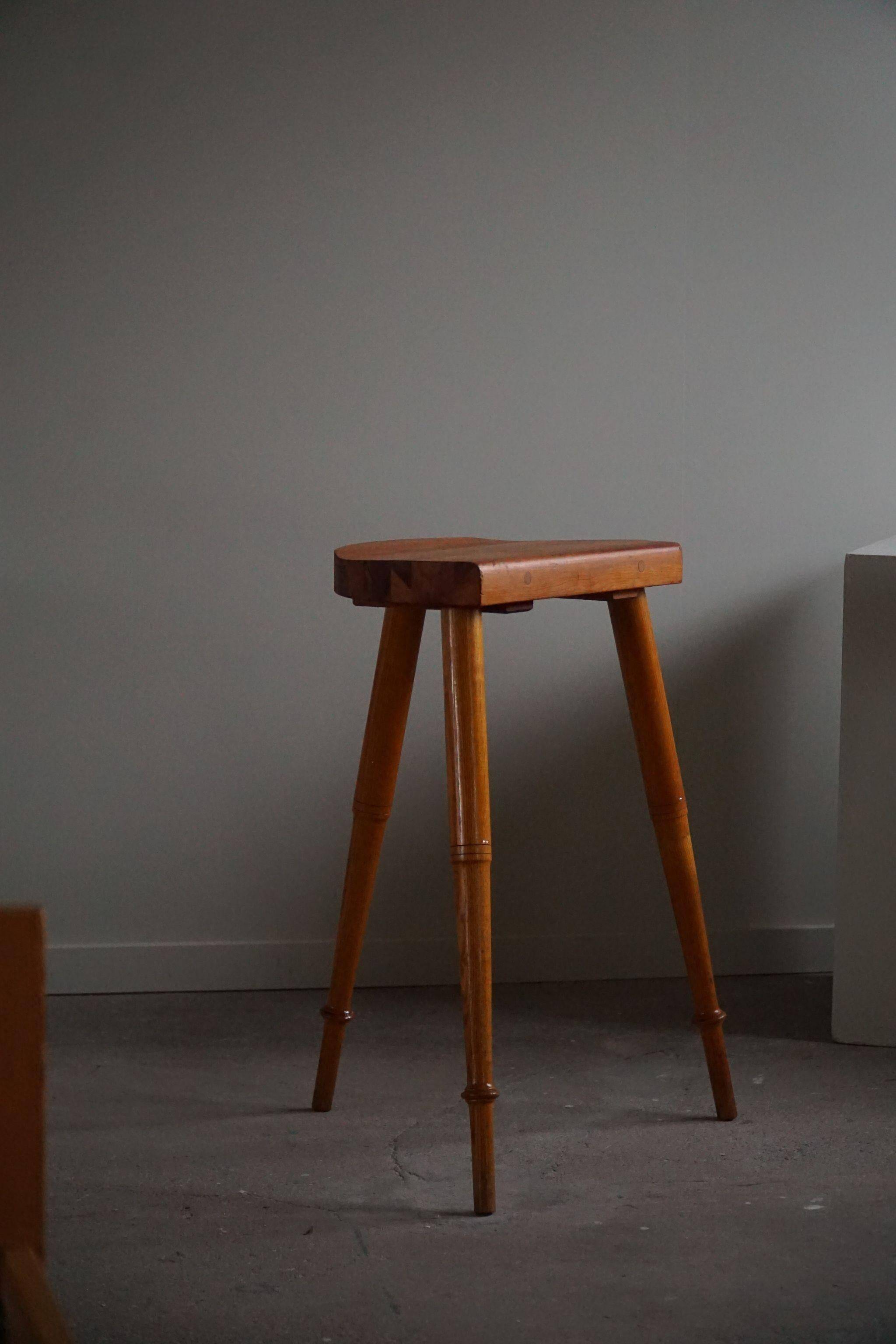 High tripod stool in solid pine, by a Danish cabinetmaker, mid-century, around 1960.