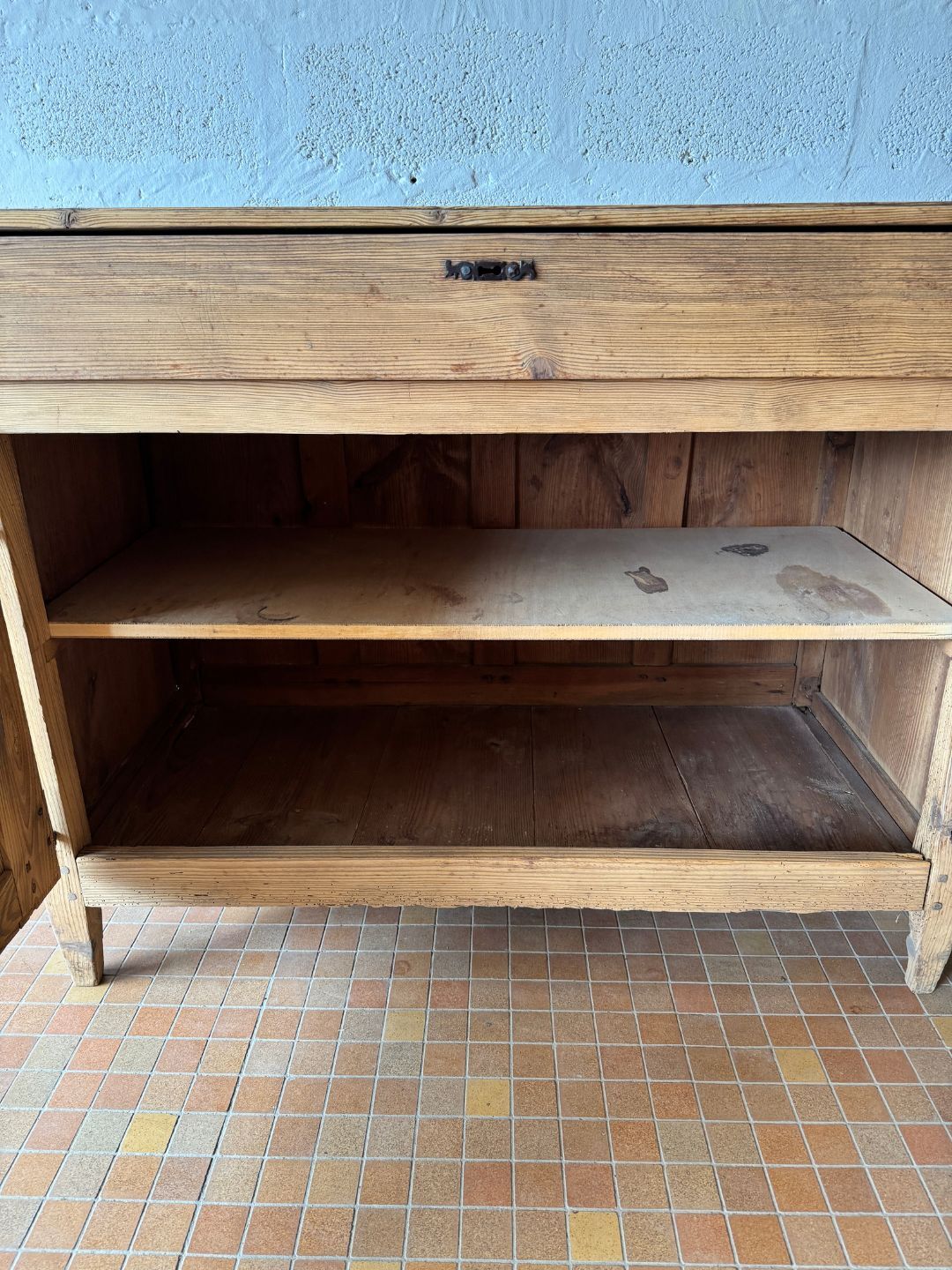Antique sideboard with 2 doors