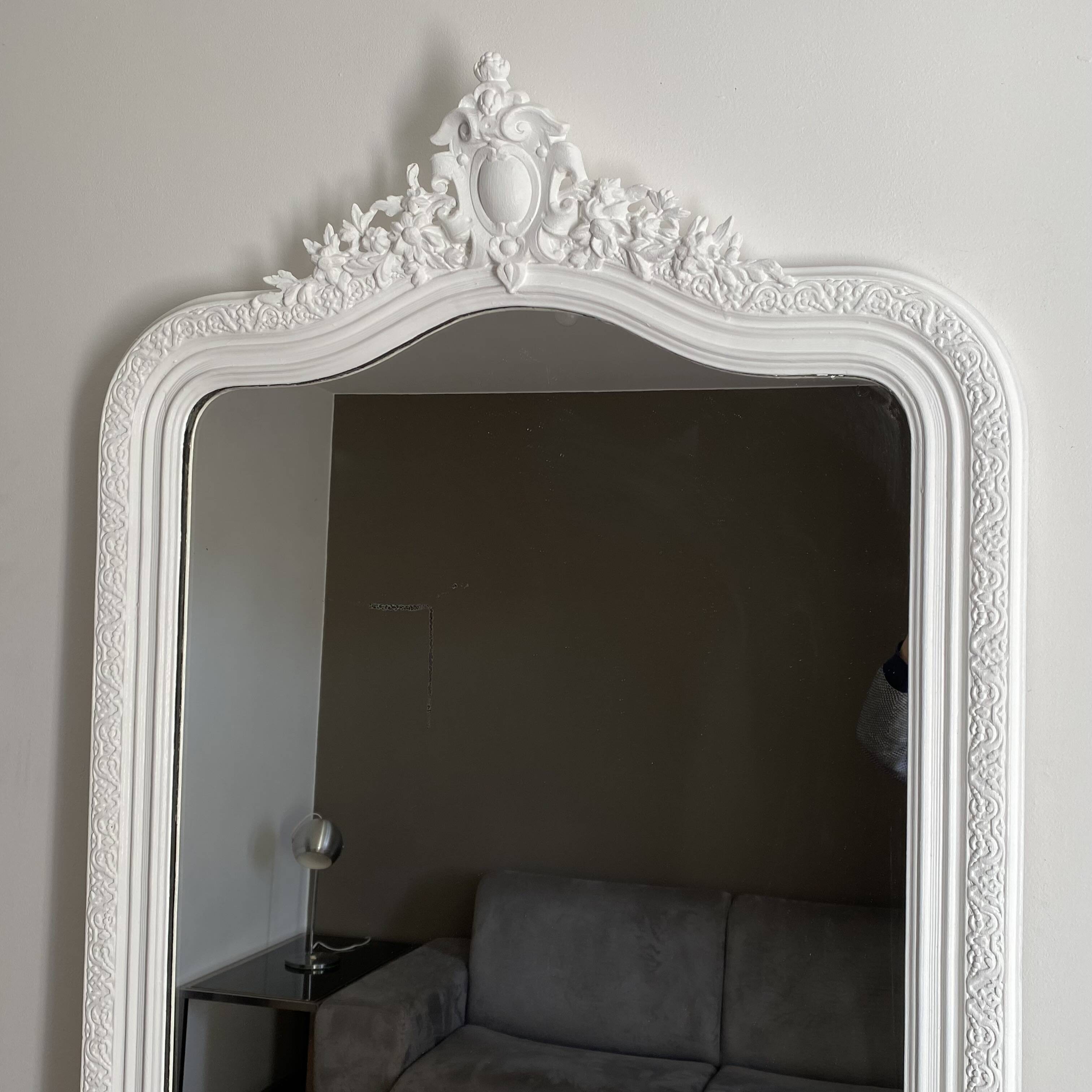 Late 19th-century mirror with a decorated pediment. 144x92.