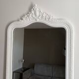 Late 19th-century mirror with a decorated pediment. 144x92.
