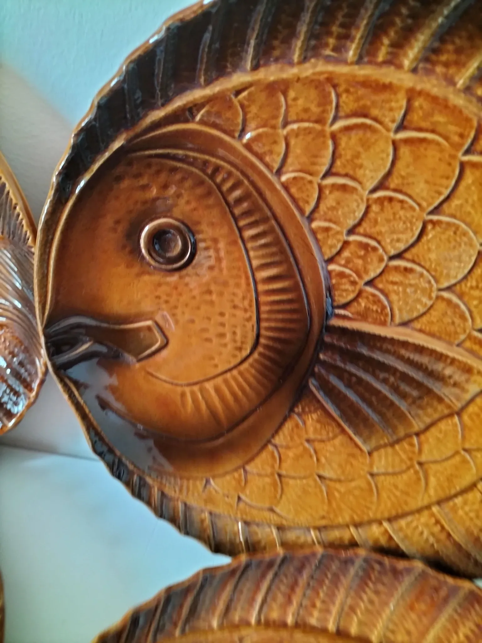 6 antique fish barbotine plates – Saint-Clément