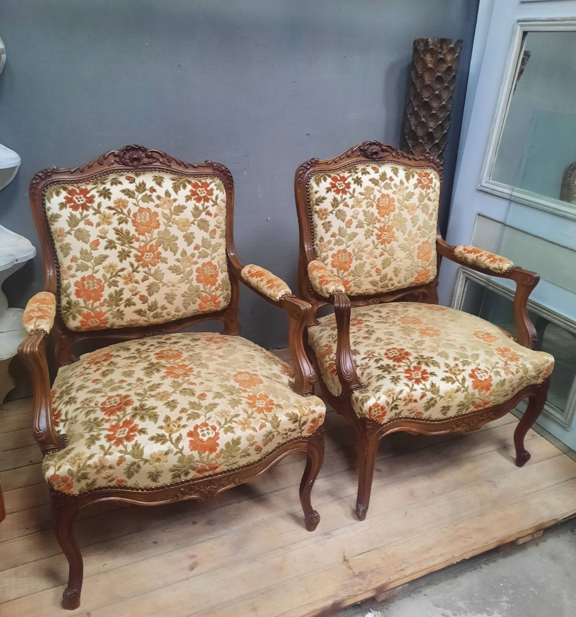 Paire de larges fauteuils style Louis XV