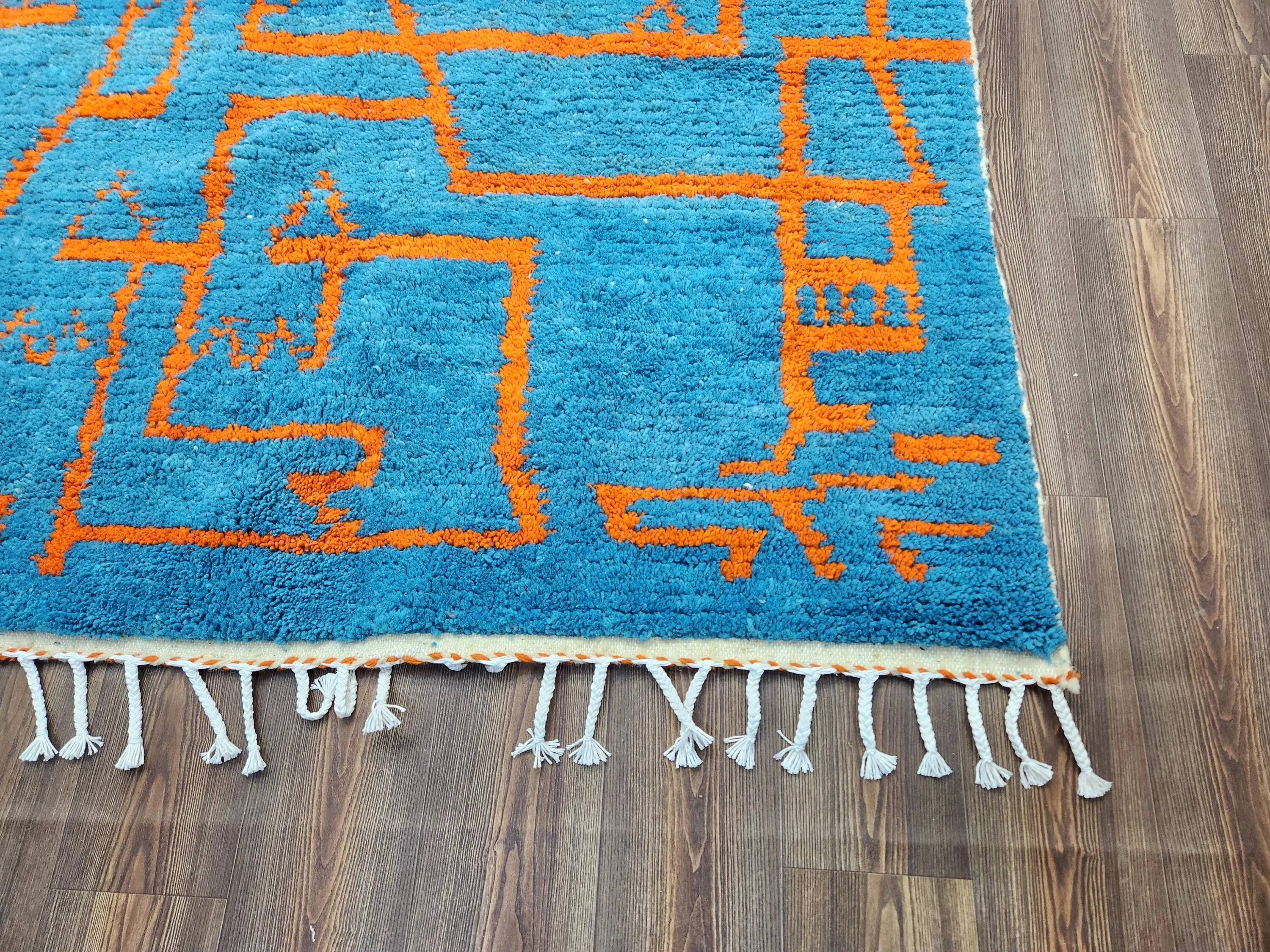 Large Moroccan rug made of natural wool, dimensions 250x150 cm, handmade.