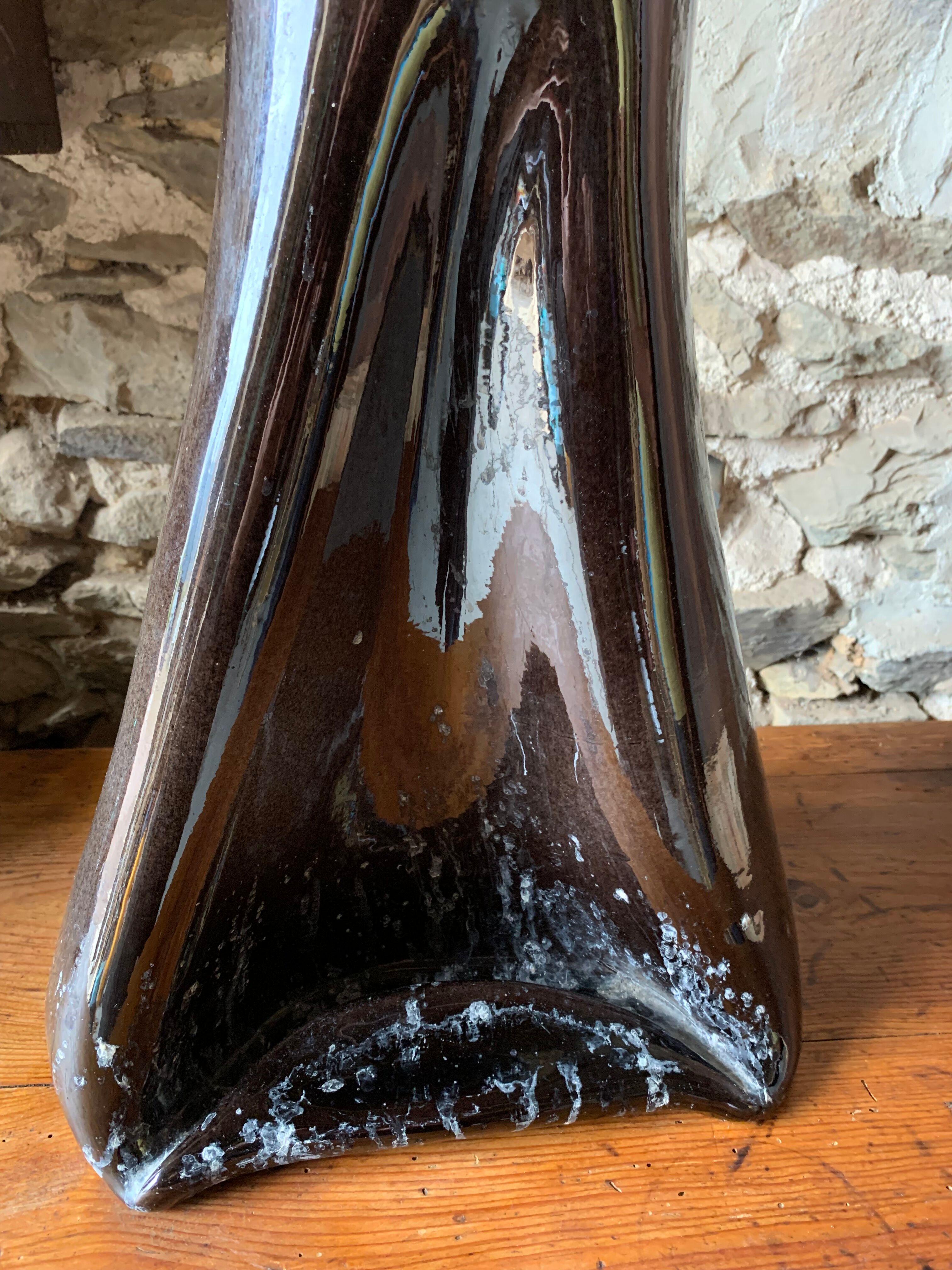 Vase céramique émaillé noir forme libre