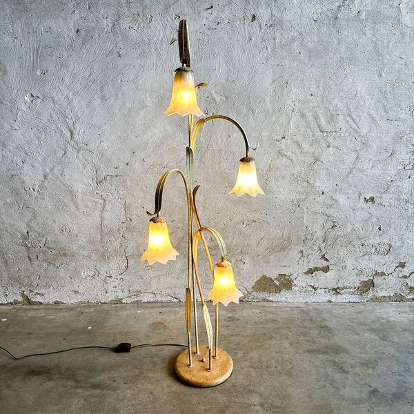 Lampadaire floral élégant en tôle d'acier avec pendentifs en verre, milieu du siècle, France 1980