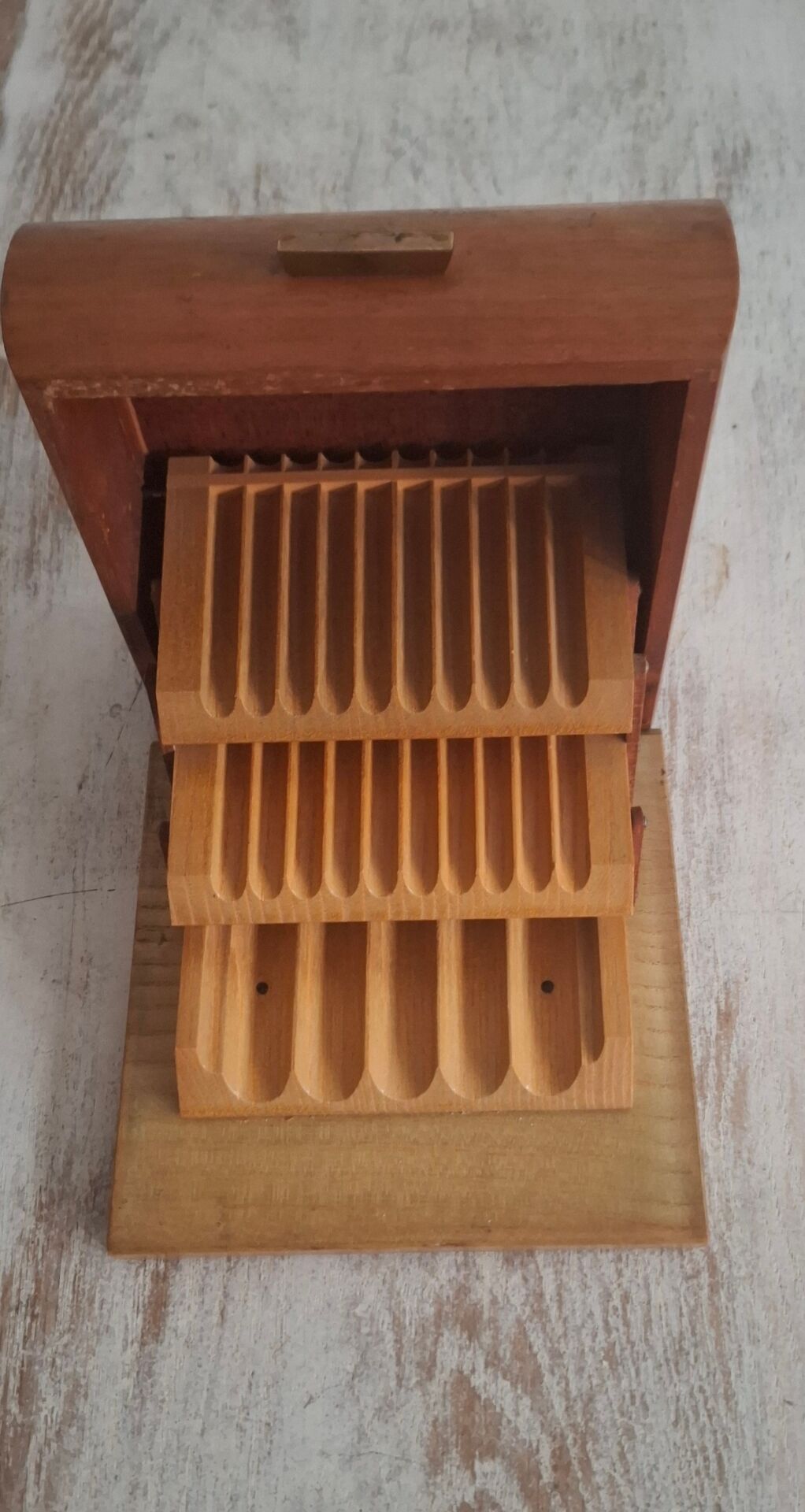 Boite.distributeur de cigarettes en bois.