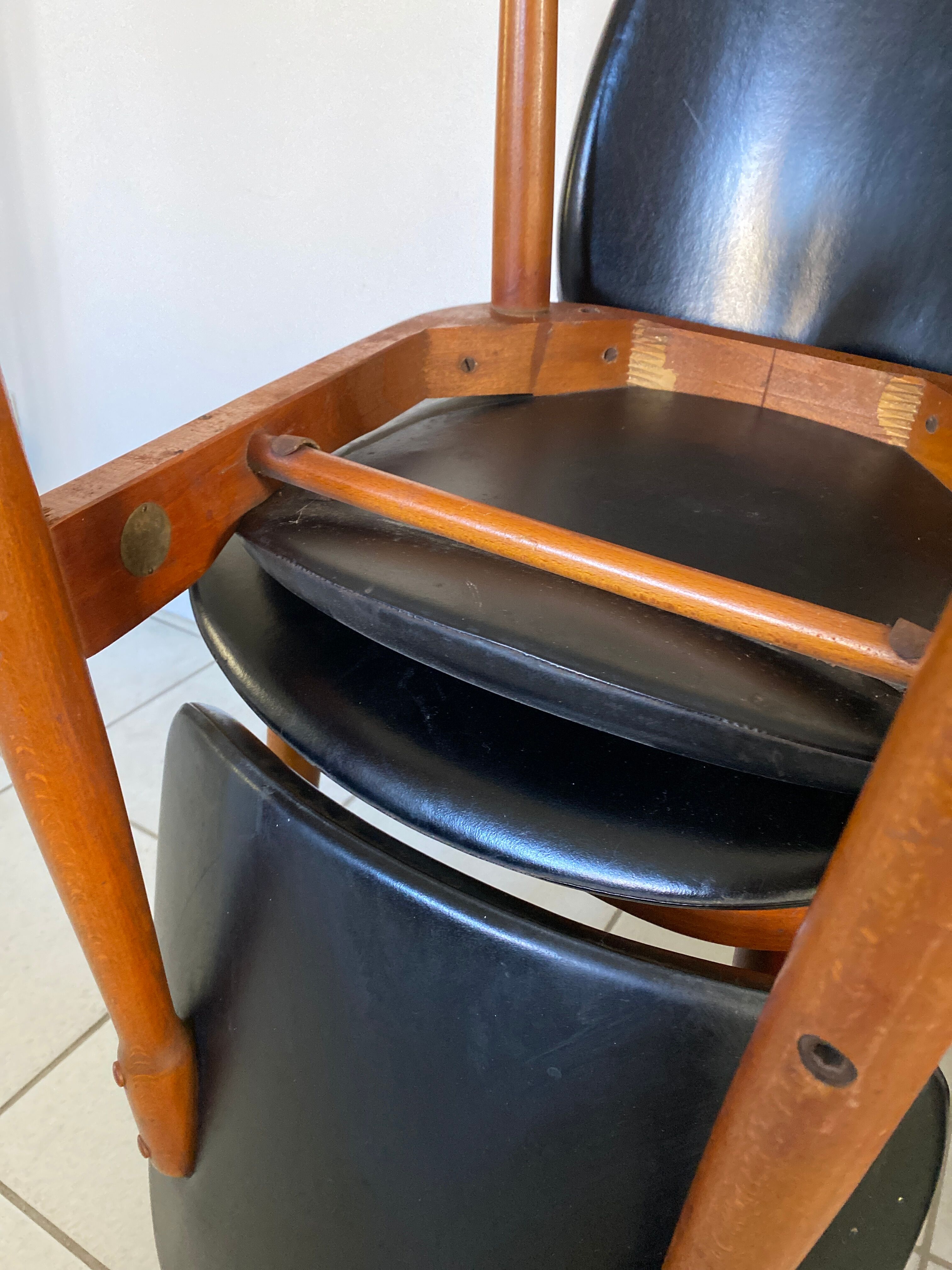 suite of 4 chairs from the 60s, "pegasus" model, from Baumann.